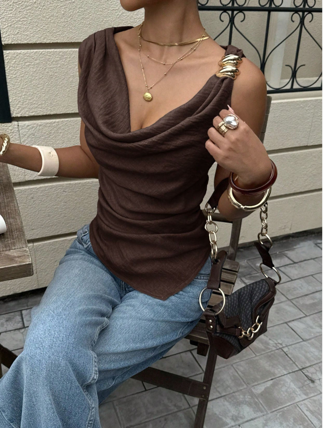 Colete Feminino com Detalhes Metálicos  Camisa Sem Manga