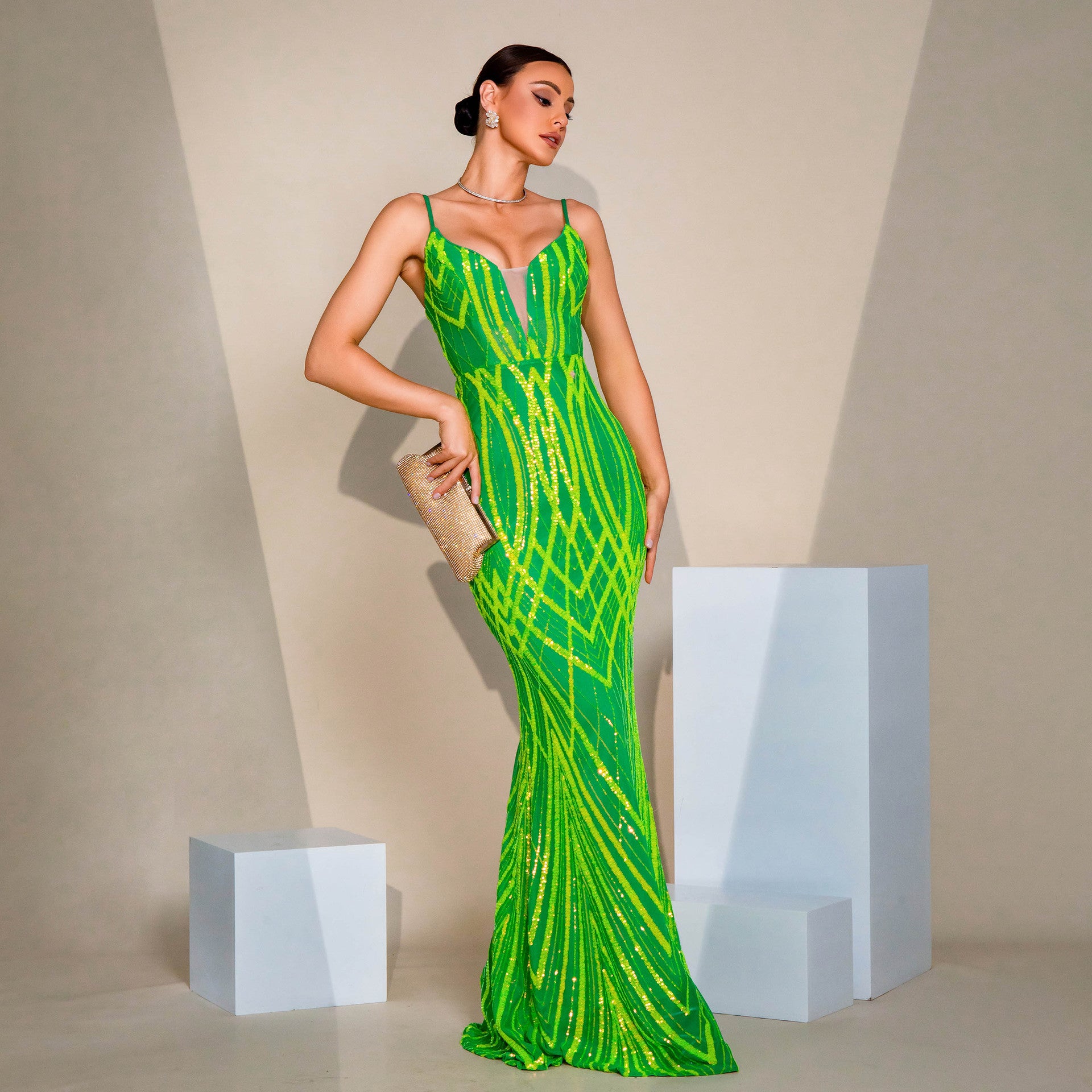 Vestido de Festa com Decote V, Alças, Paetês e Saia Sereia
