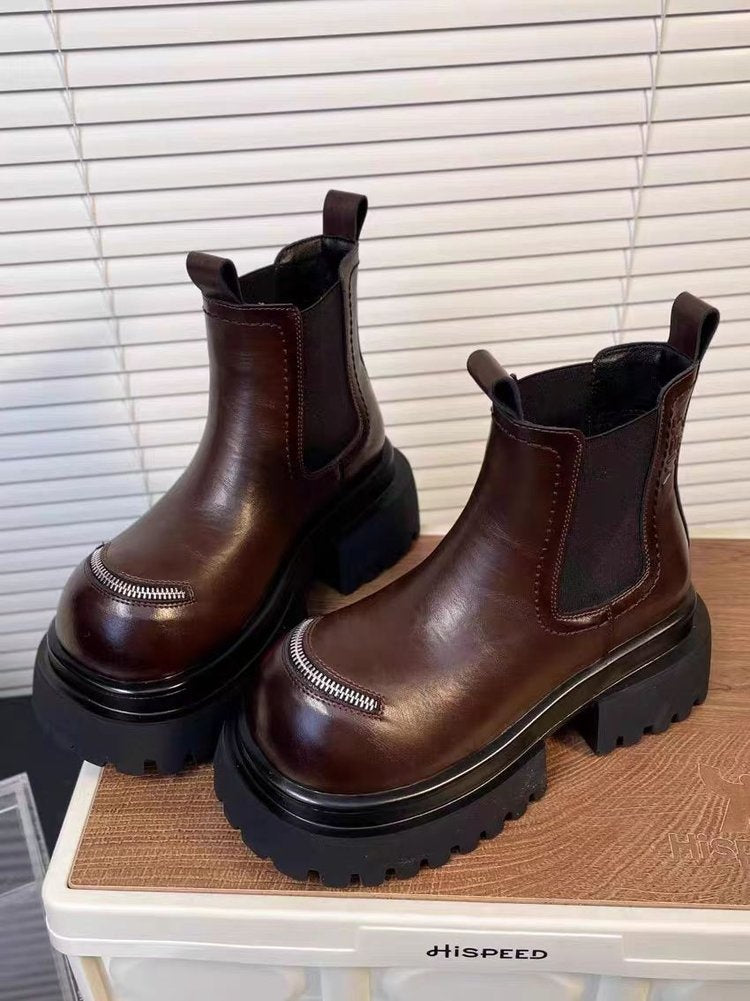 Bota Ankle Feminina Vintage Plataforma Chelsea, Salto Grosso e Zíper Decorativo