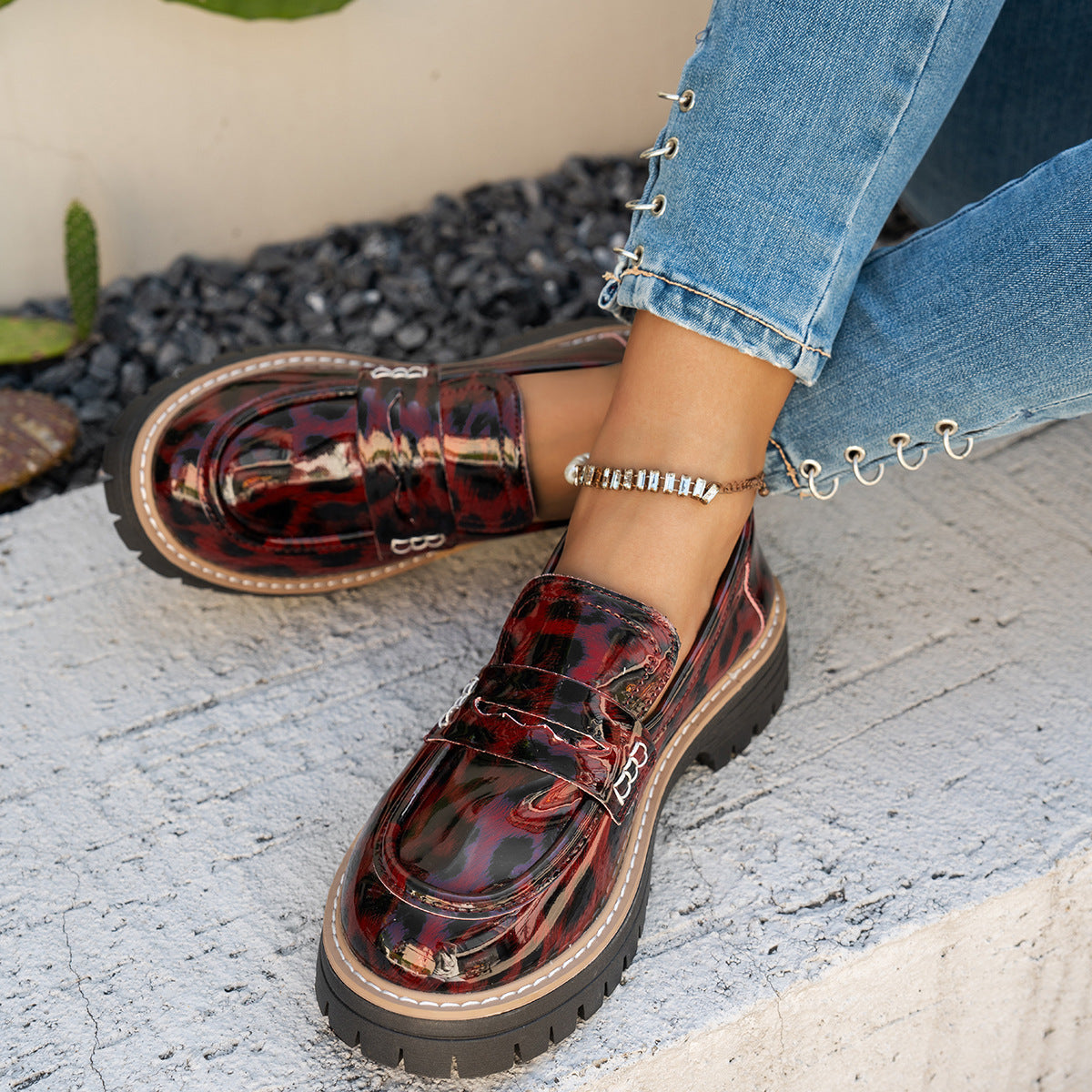 Novos Sapatos Femininos Vintage de Outono em Couro Verniz com Fivela e Estampa de Onça