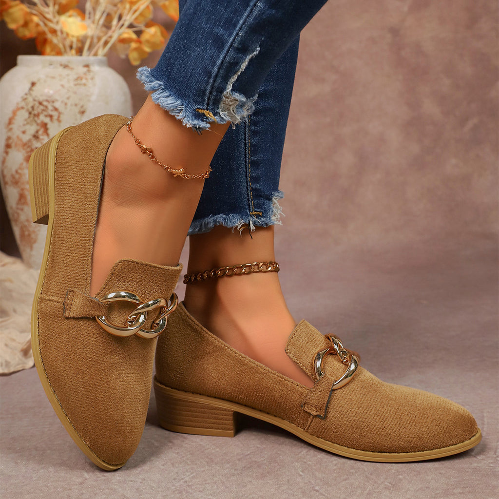 Scarpin Feminino de Salto Grosso com Corrente Metálica Elegante e Bico Redondo