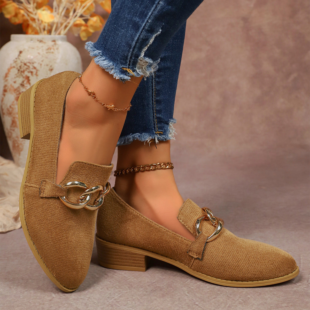 Scarpin Feminino de Salto Grosso com Corrente Metálica Elegante e Bico Redondo