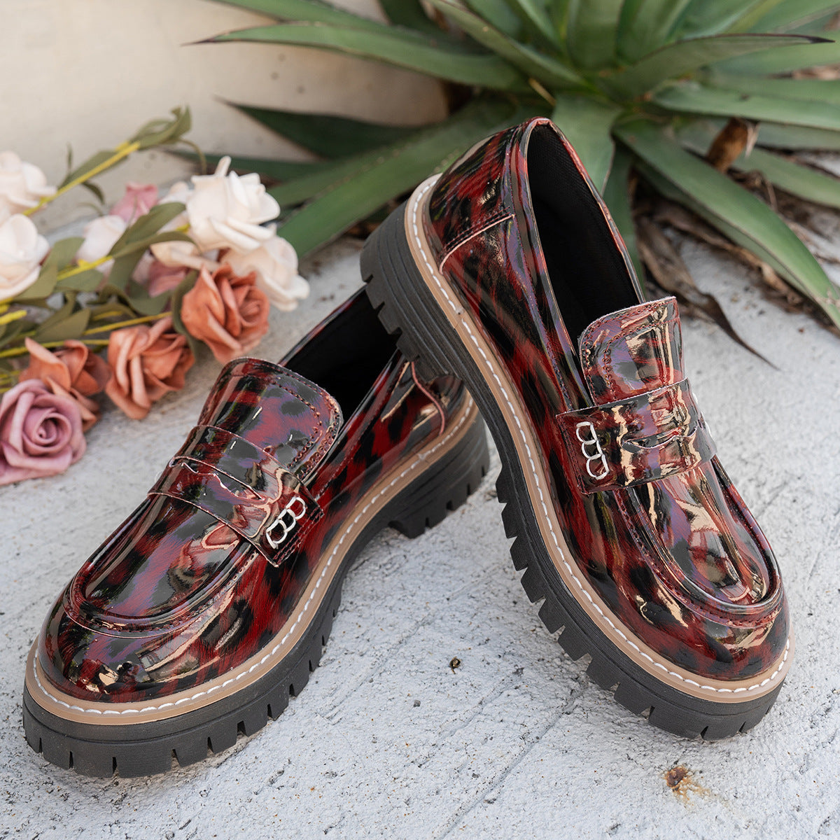 Novos Sapatos Femininos Vintage de Outono em Couro Verniz com Fivela e Estampa de Onça