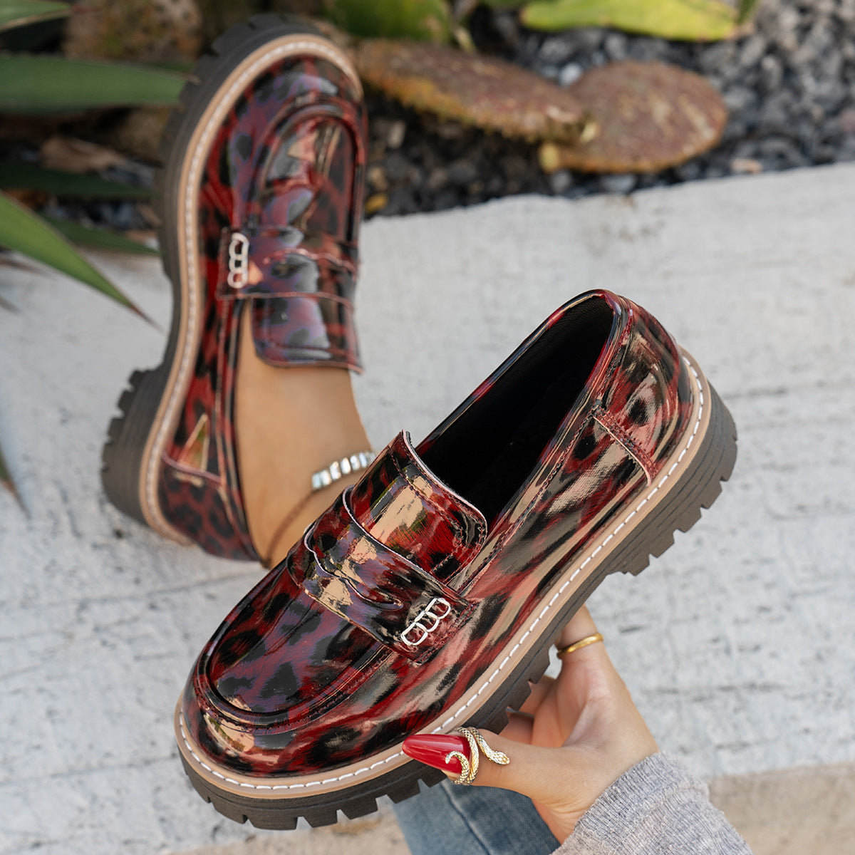 Novos Sapatos Femininos Vintage de Outono em Couro Verniz com Fivela e Estampa de Onça