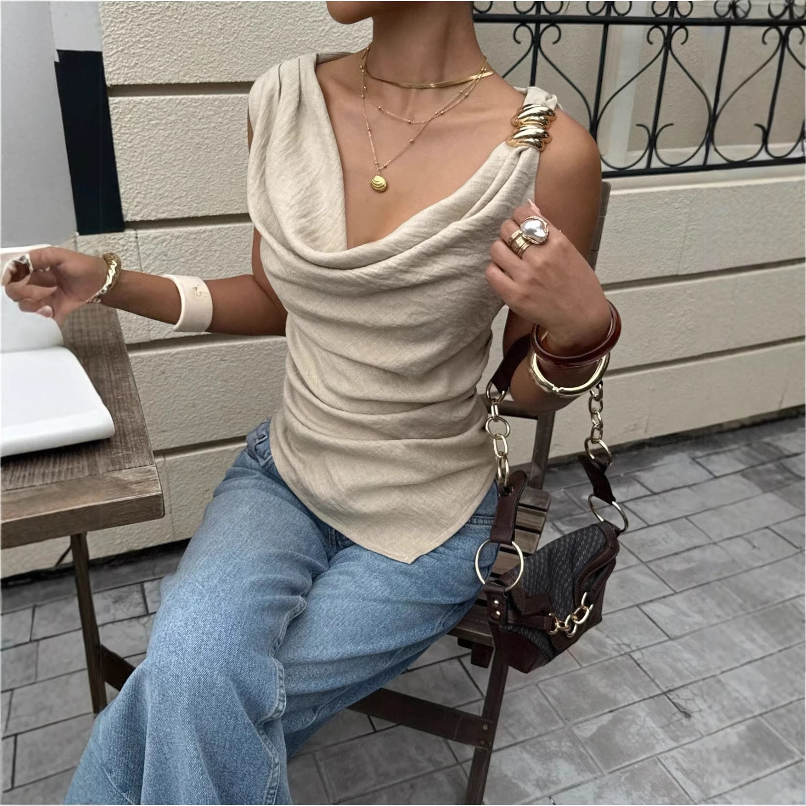 Colete Feminino com Detalhes Metálicos  Camisa Sem Manga