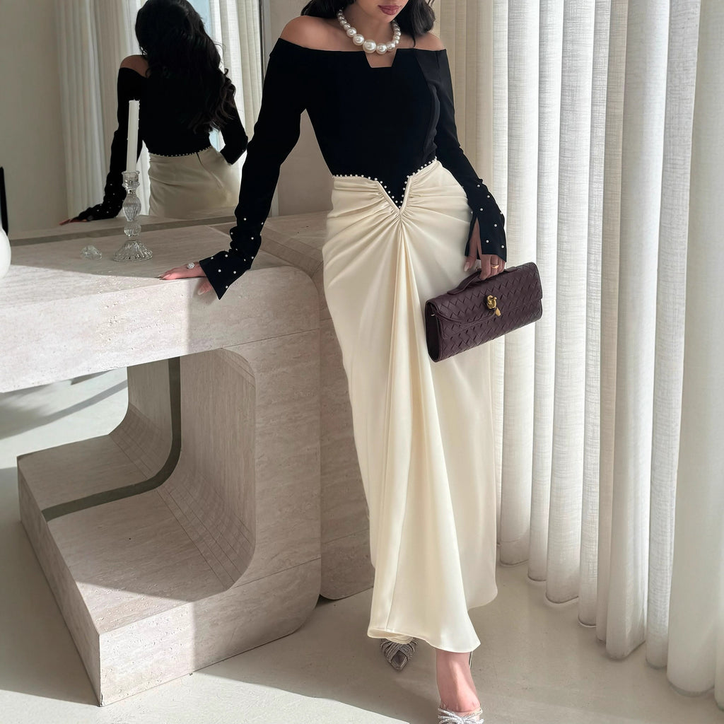 Vestido Tubinho Elegante com Recortes em Contraste e Detalhes em Pérolas