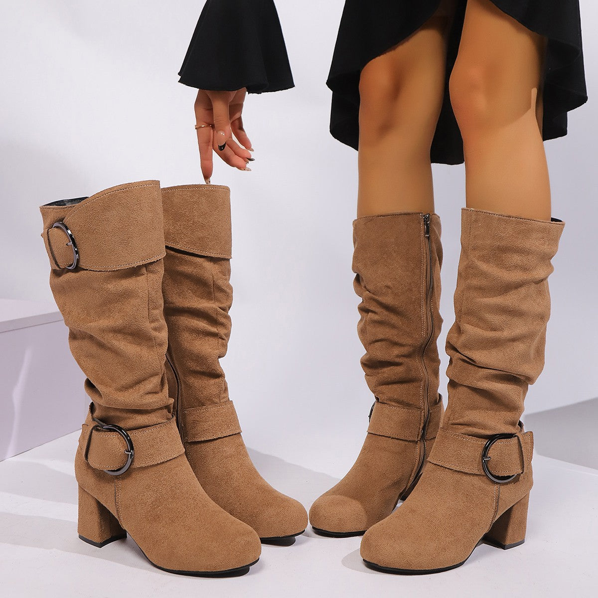 Botas Femininas de Camurça com Salto Alto Grosso e Fivela de Cinto