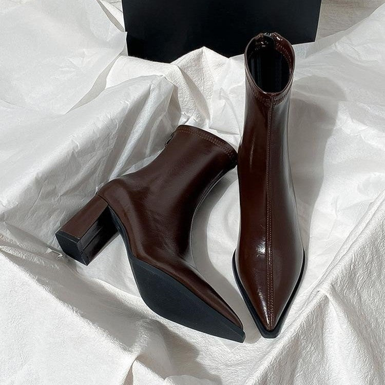 Bota Ankle Feminina Retrô em Couro Macio com Zíper Traseiro