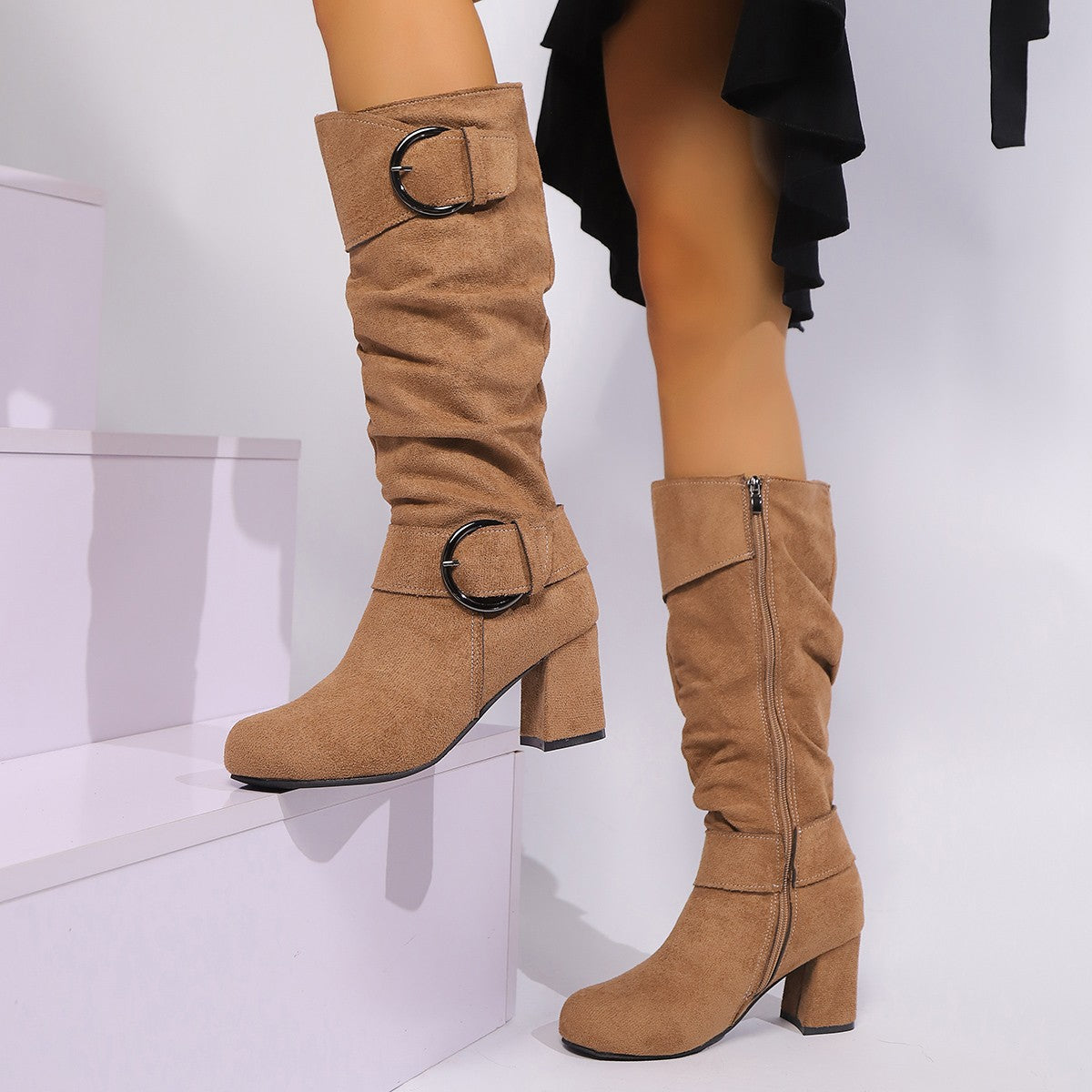 Botas Femininas de Camurça com Salto Alto Grosso e Fivela de Cinto