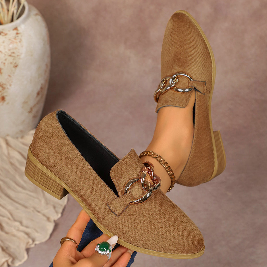 Scarpin Feminino de Salto Grosso com Corrente Metálica Elegante e Bico Redondo