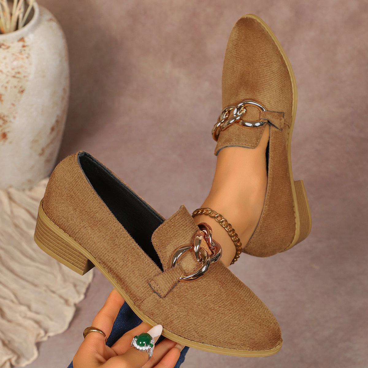 Scarpin Feminino de Salto Grosso com Corrente Metálica Elegante e Bico Redondo