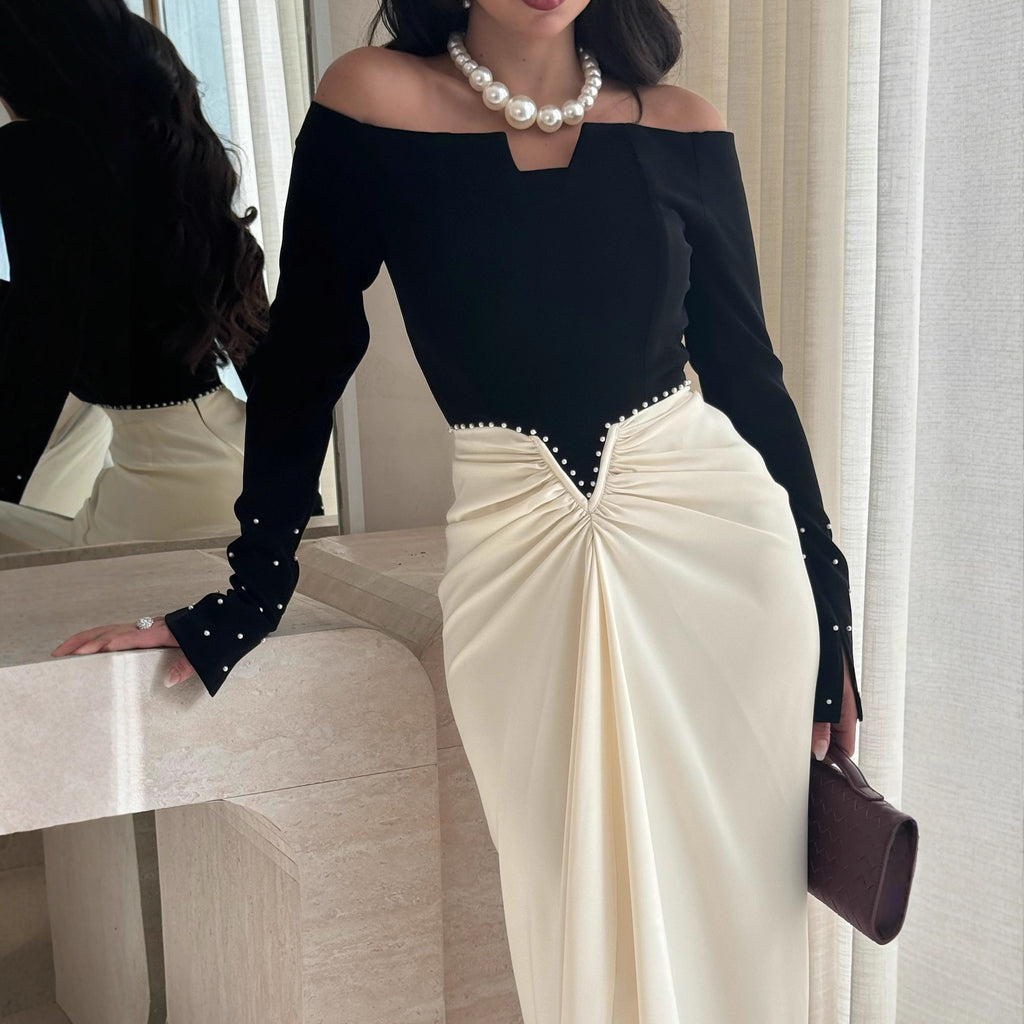 Vestido Tubinho Elegante com Recortes em Contraste e Detalhes em Pérolas
