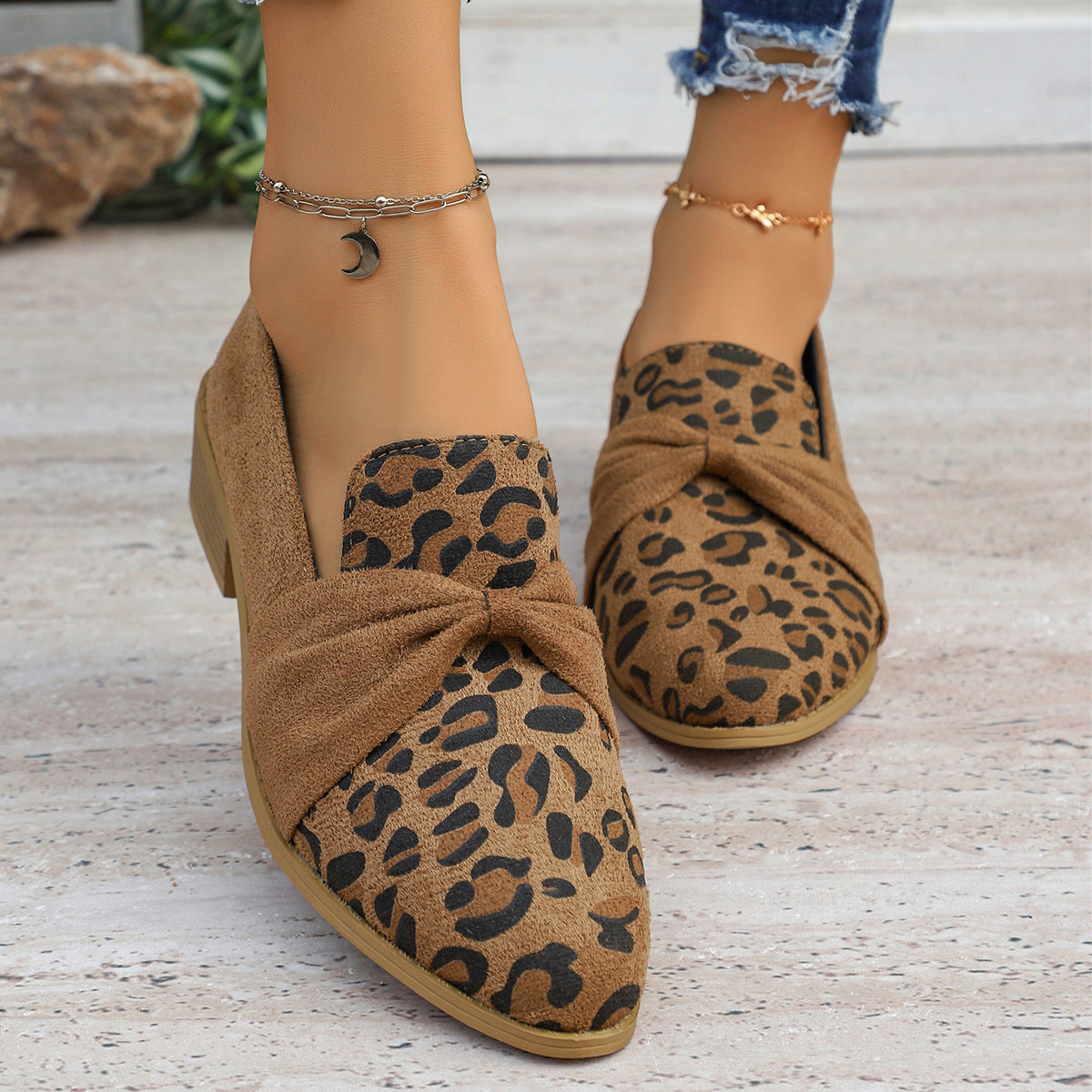 Scarpin Feminino de Salto Grosso com Corrente Metálica Elegante e Bico Redondo