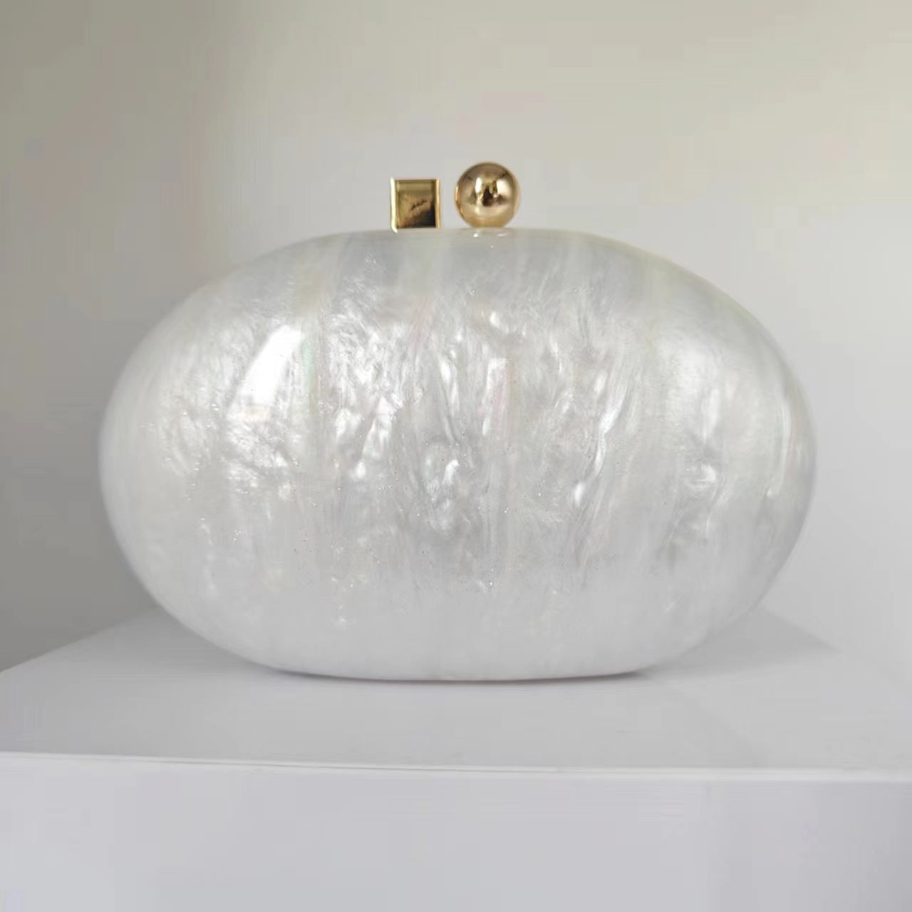 Bolsa Feminina Oval Fashion com Acabamento Perolado, de Ombro