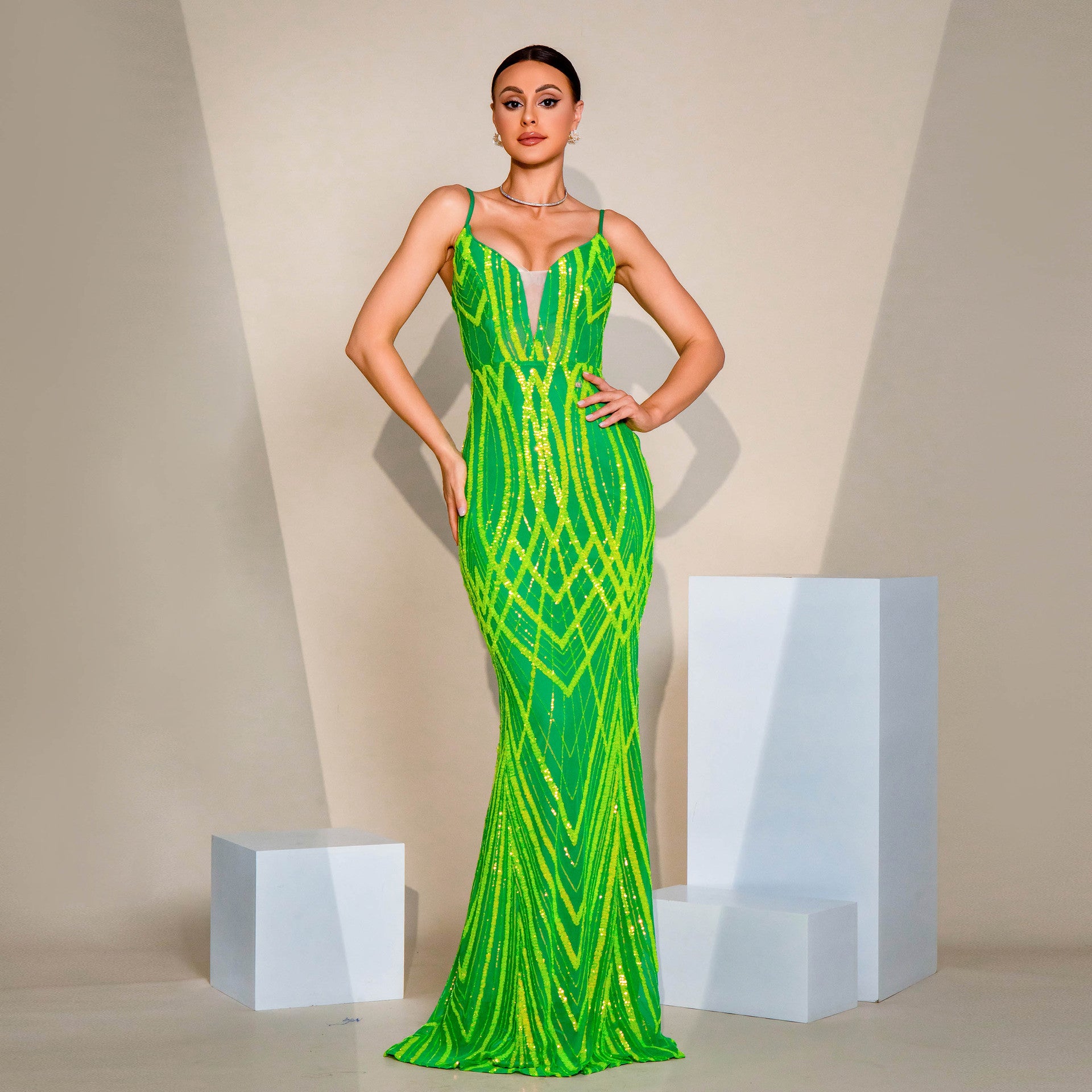 Vestido de Festa com Decote V, Alças, Paetês e Saia Sereia