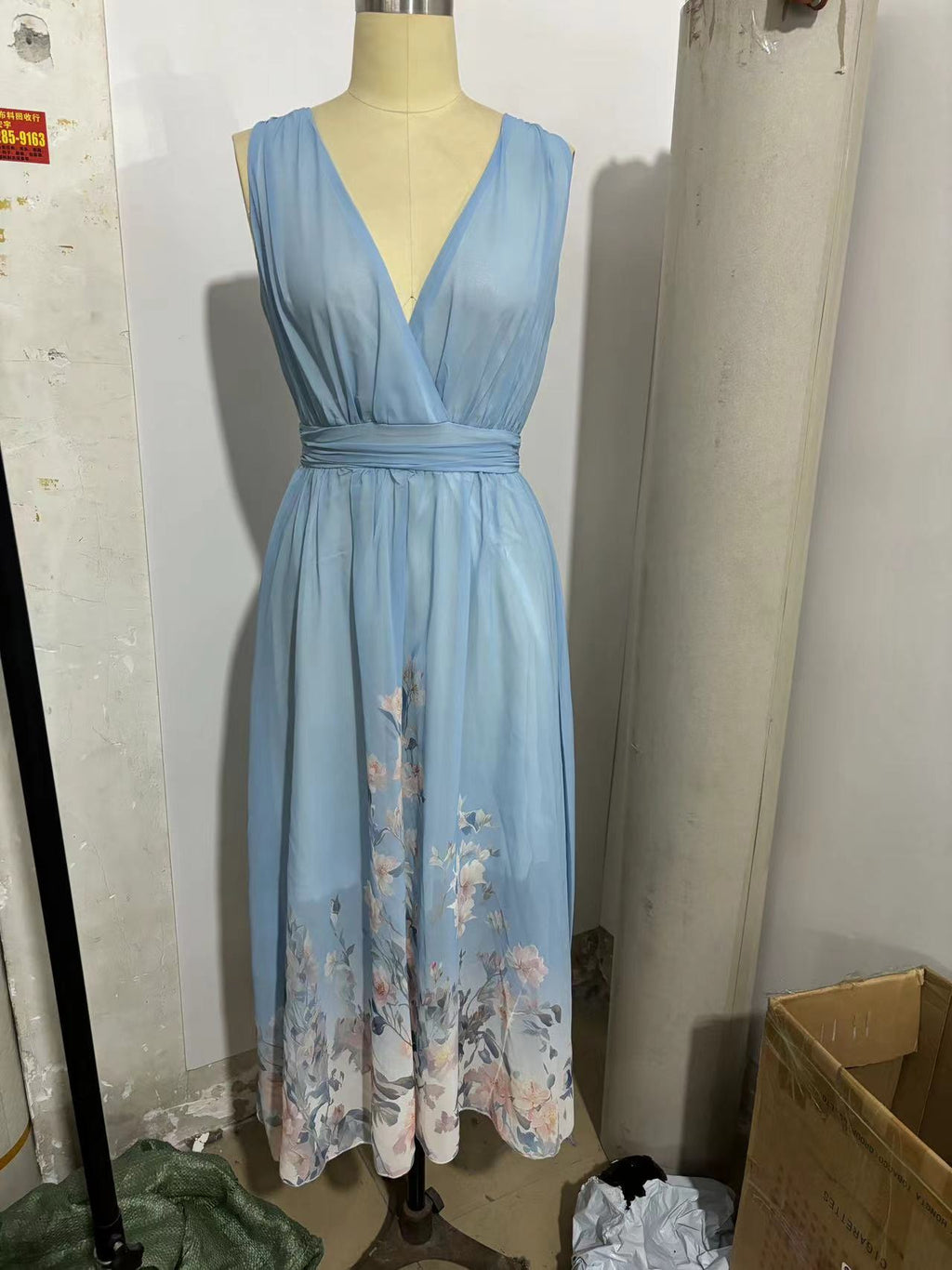 Vestido de Festa Elegante com Decote V e Detalhe Transpassado