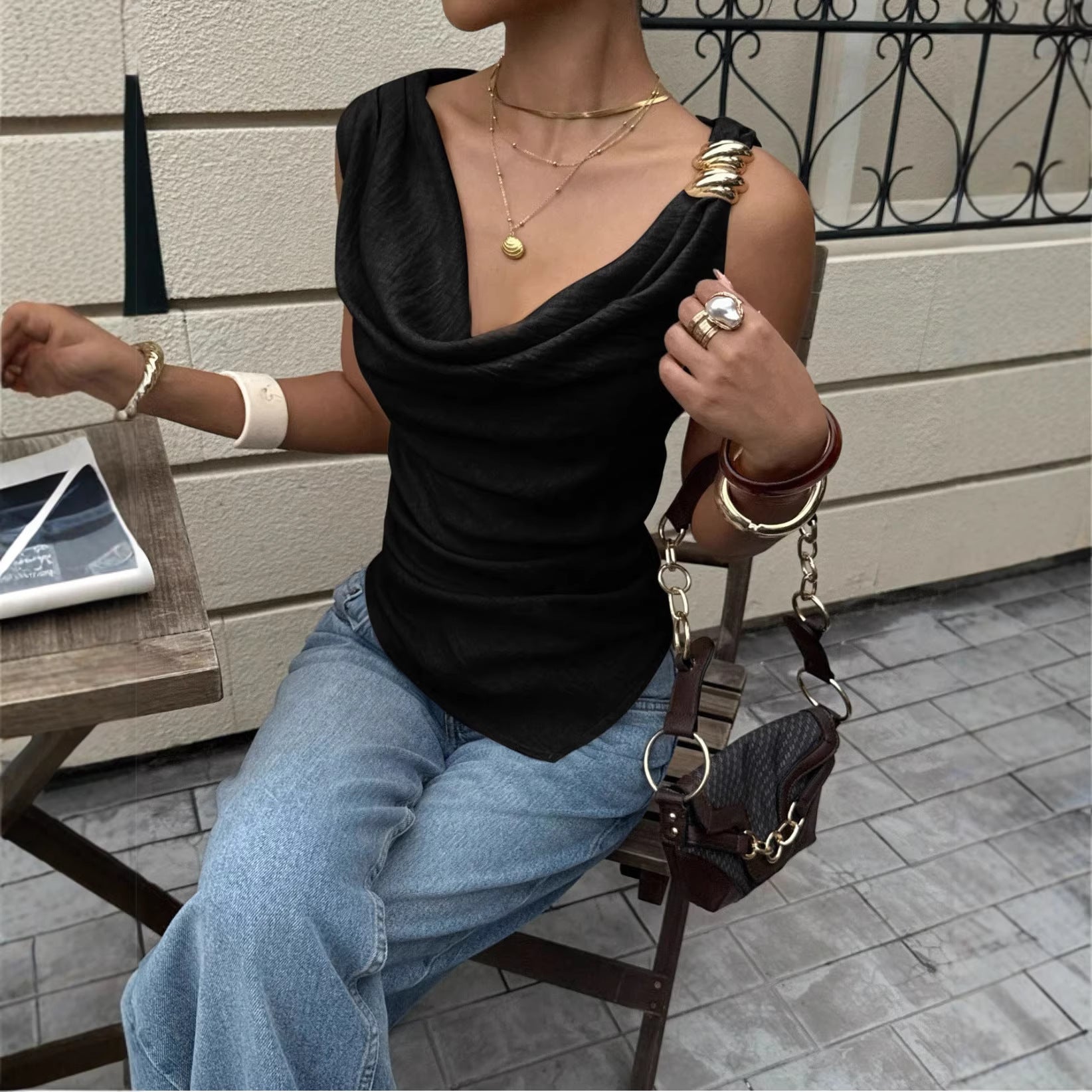 Colete Feminino com Detalhes Metálicos  Camisa Sem Manga