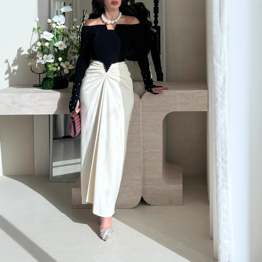 Vestido Tubinho Elegante com Recortes em Contraste e Detalhes em Pérolas