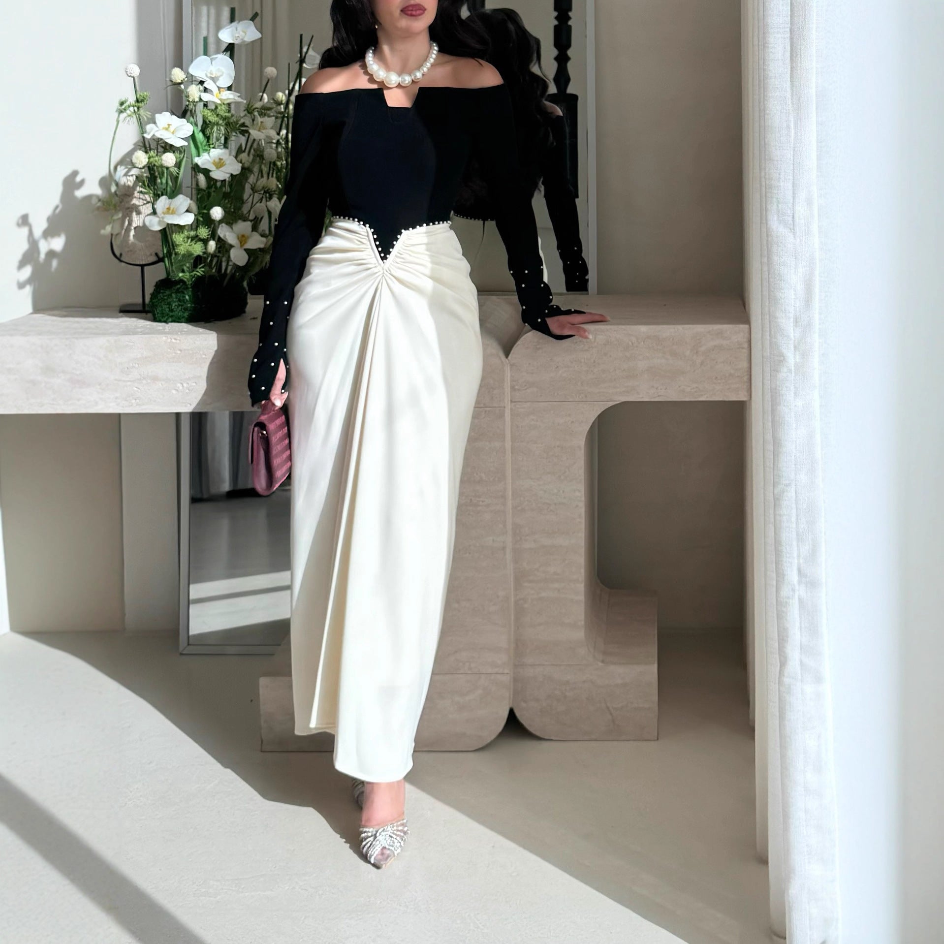 Vestido Tubinho Elegante com Recortes em Contraste e Detalhes em Pérolas