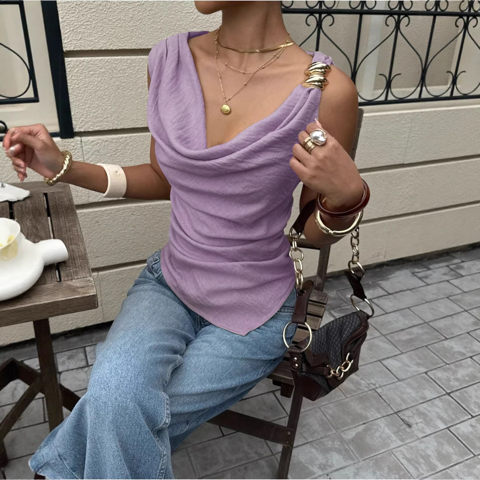 Colete Feminino com Detalhes Metálicos  Camisa Sem Manga