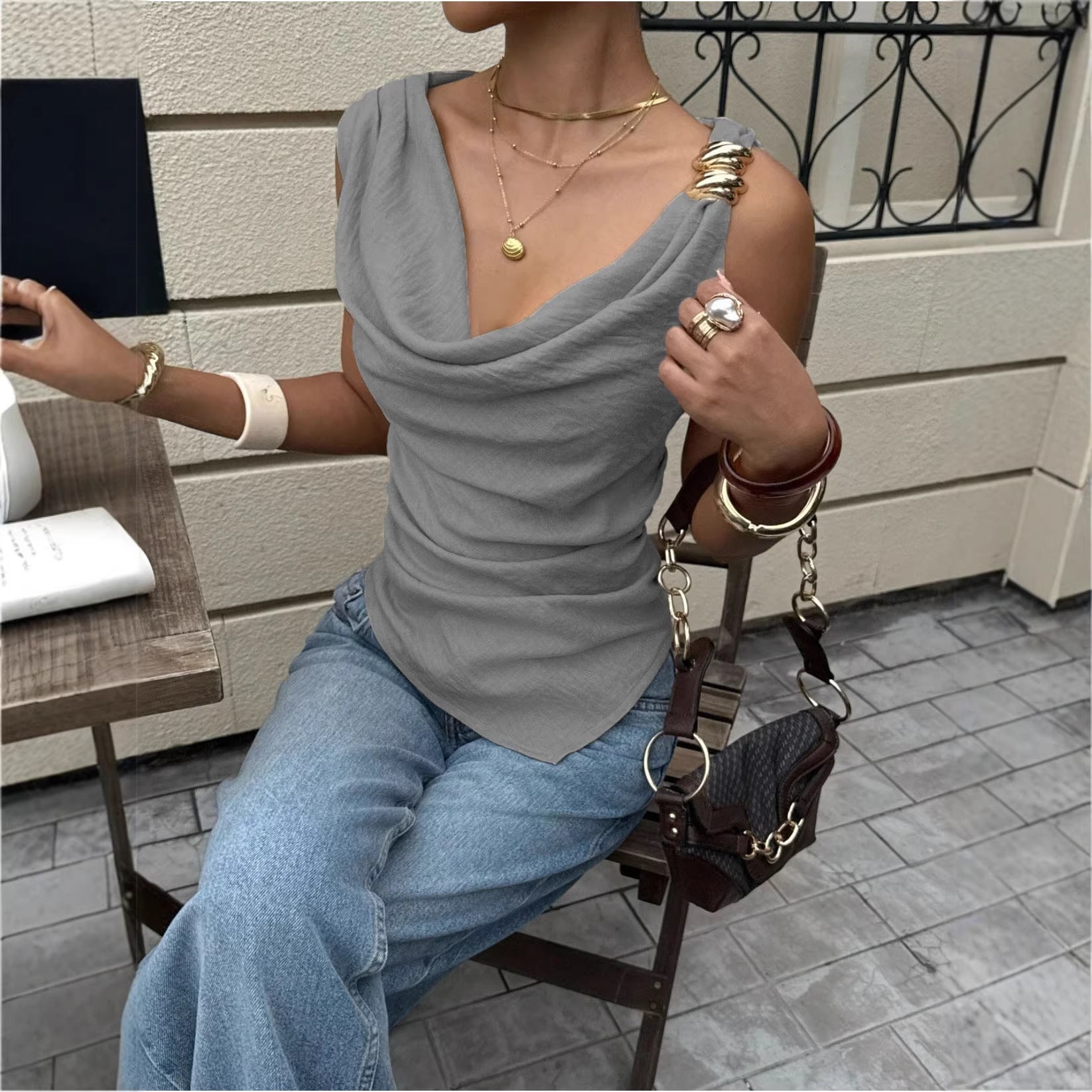 Colete Feminino com Detalhes Metálicos  Camisa Sem Manga