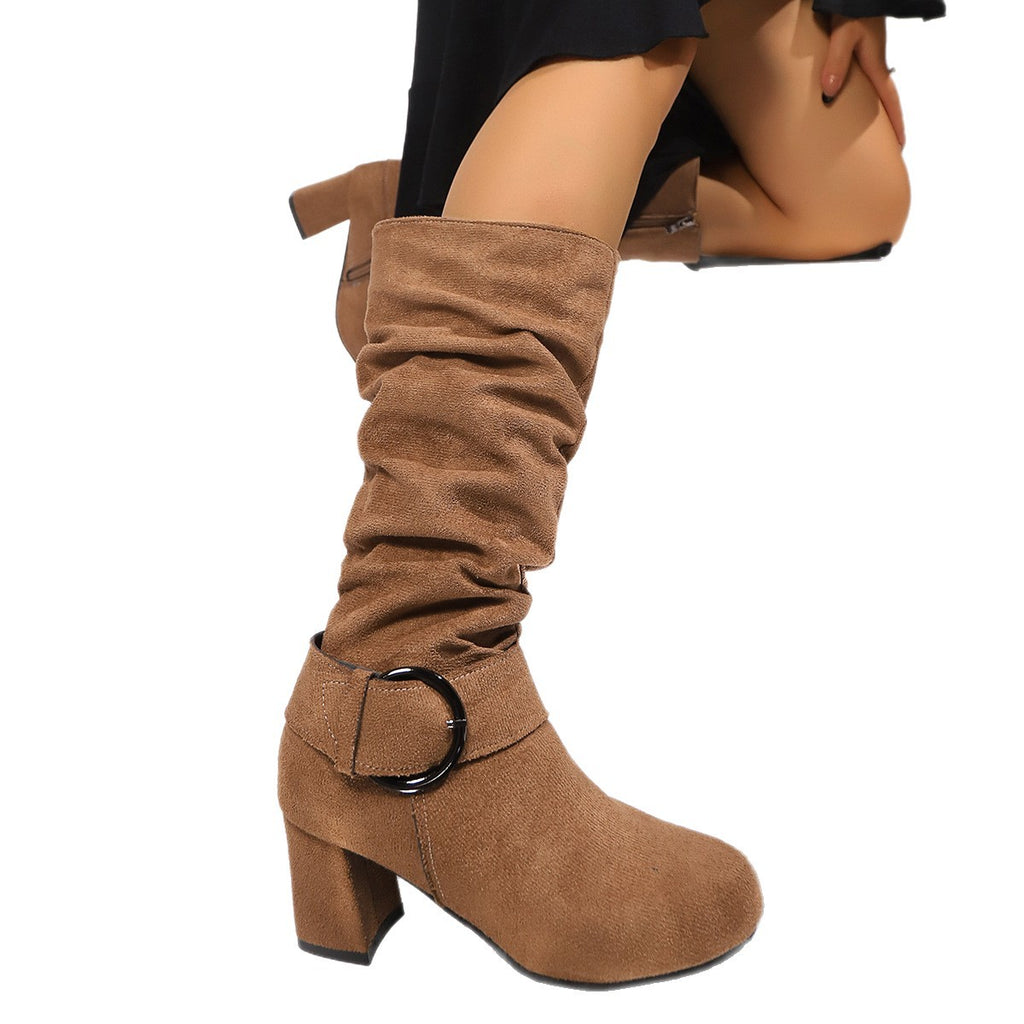 Botas Femininas de Camurça com Salto Alto Grosso e Fivela de Cinto