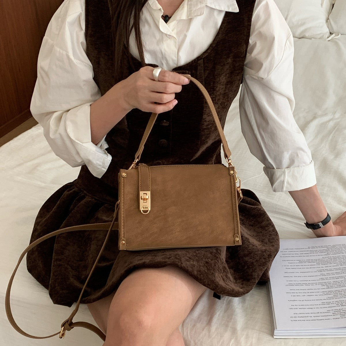 Bolsa Feminina Casual e Fashion, de Mão com Zíper e de Ombro”