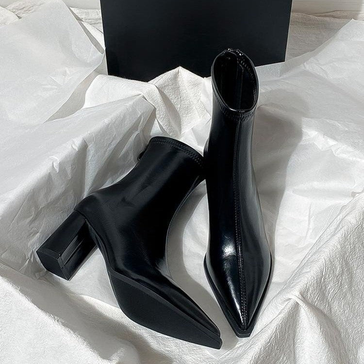 Bota Ankle Feminina Retrô em Couro Macio com Zíper Traseiro