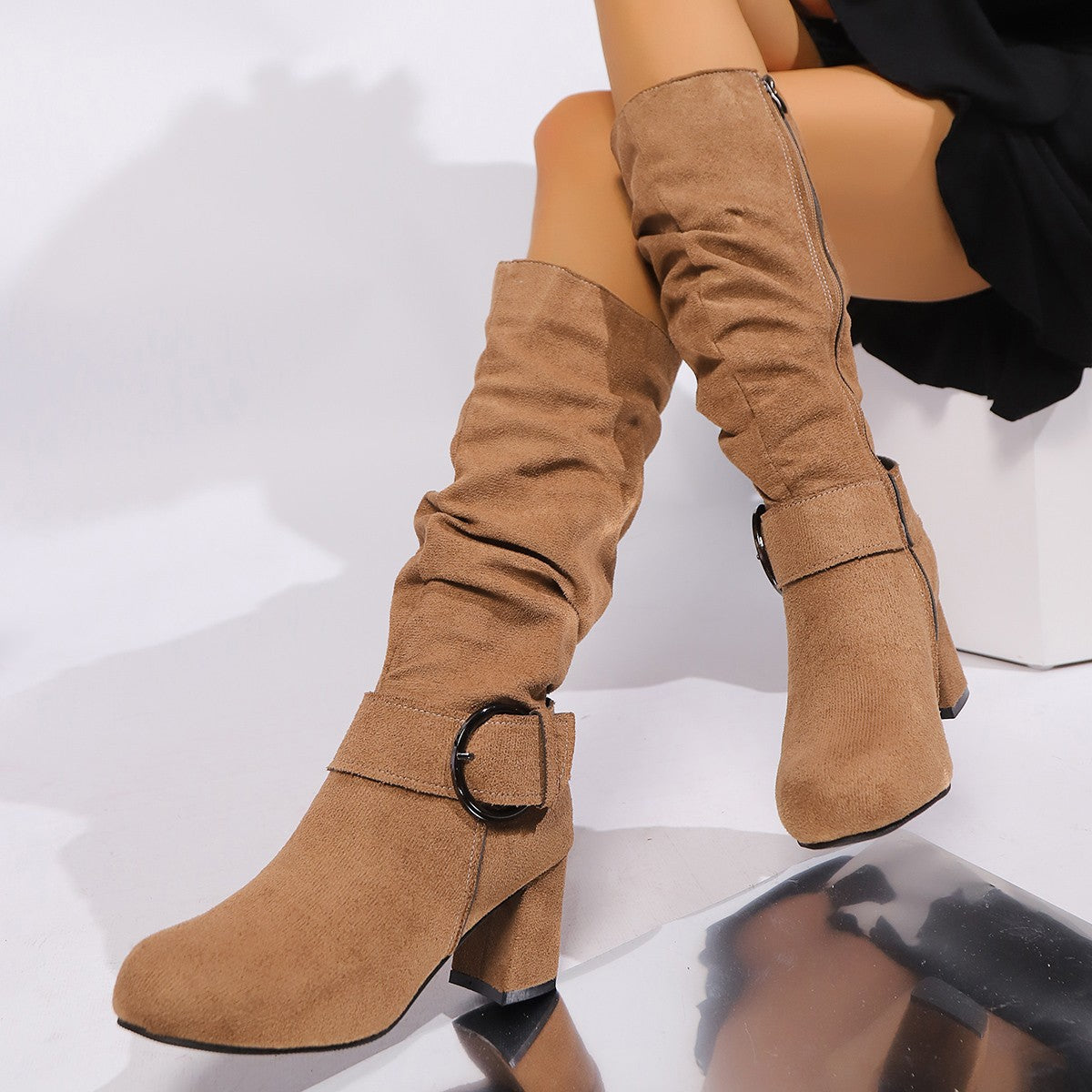 Botas Femininas de Camurça com Salto Alto Grosso e Fivela de Cinto