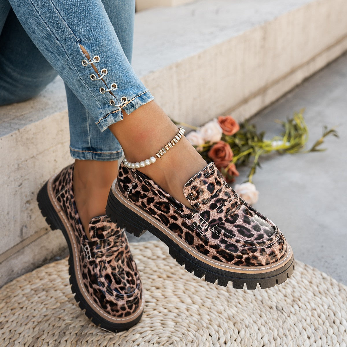 Novos Sapatos Femininos Vintage de Outono em Couro Verniz com Fivela e Estampa de Onça