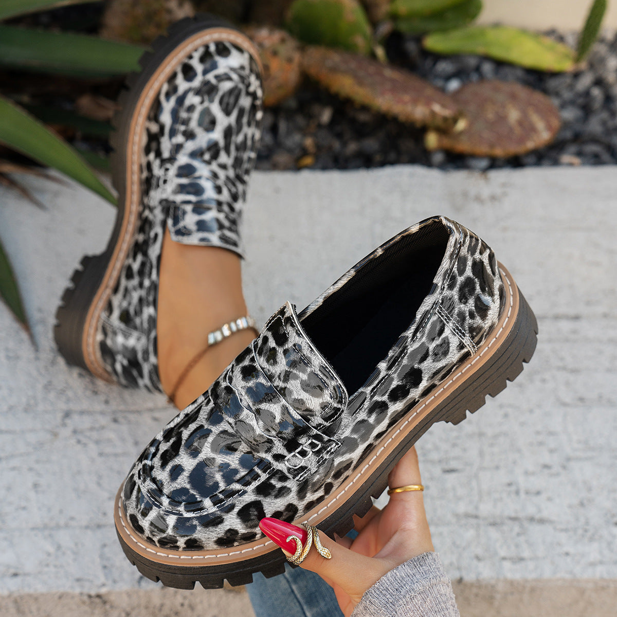 Novos Sapatos Femininos Vintage de Outono em Couro Verniz com Fivela e Estampa de Onça